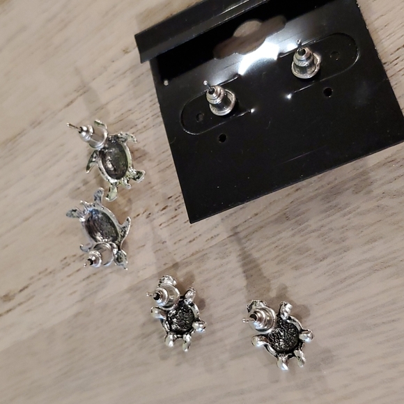 Set of 3 Turtle earrings•Silvertone studs•NWOT• - Picture 5 of 16